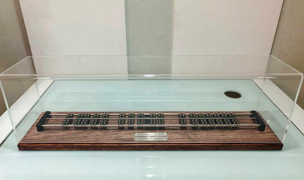 071026-toy-2 1/87 HO model train track treadmill display box