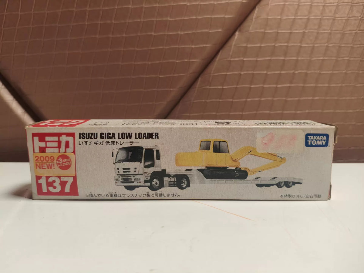 150926-toy-130 TOMICA 137 ISUZU GIGA LOW LOADER