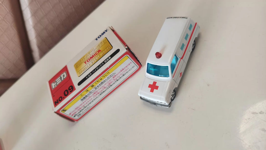 150926-toy-25 Tomica Tomica Japan Edition Special Note Limited Toyota Hilux Fire Ambulance Toyota Hilux