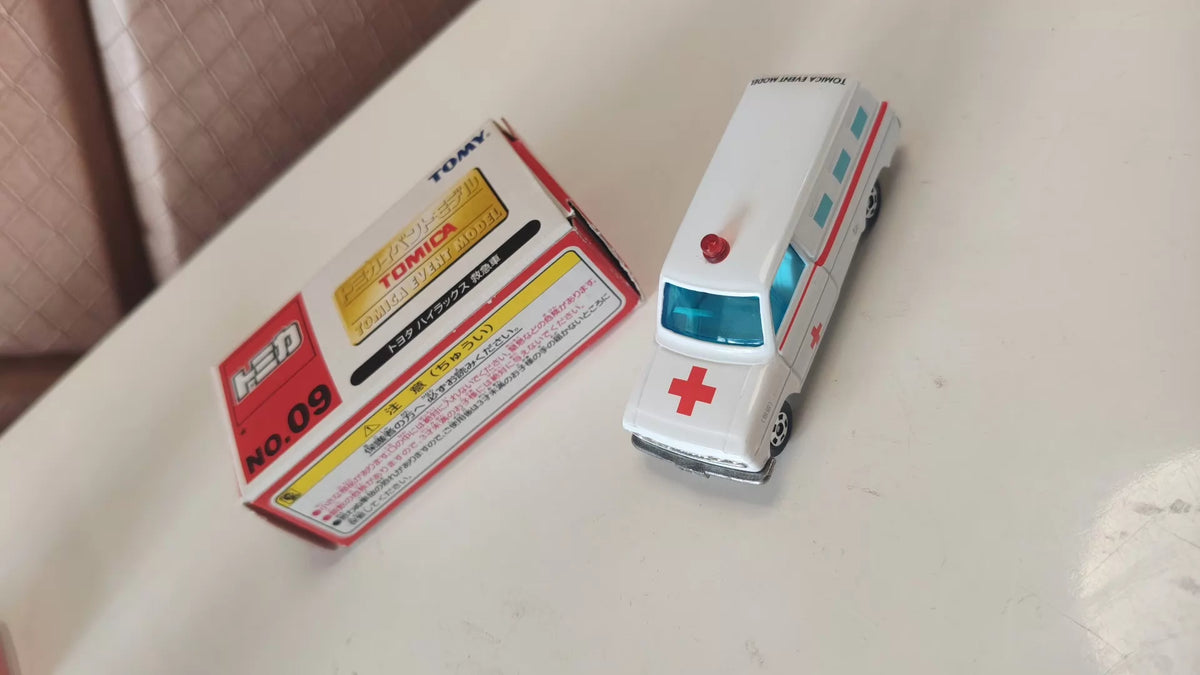 150926-toy-25 Tomica Tomica Japan Edition Special Note Limited Toyota Hilux Fire Ambulance Toyota Hilux