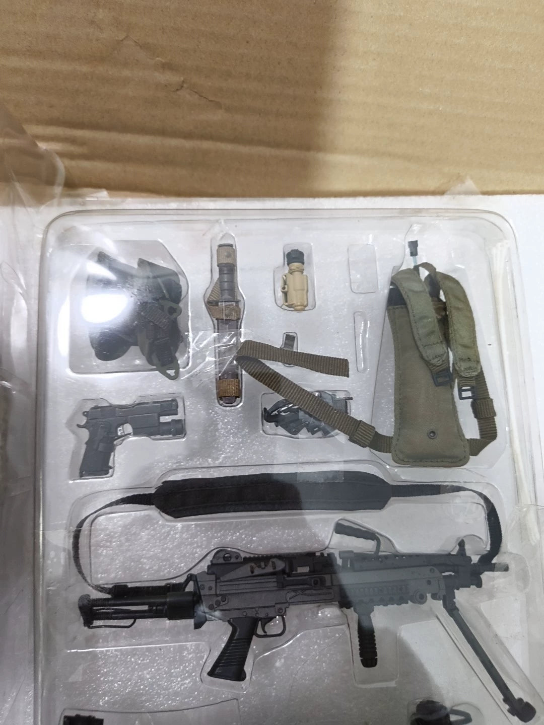 161026-toy-14 hottoys military out-of-print M249 machine gunner unpacked and undispl Used