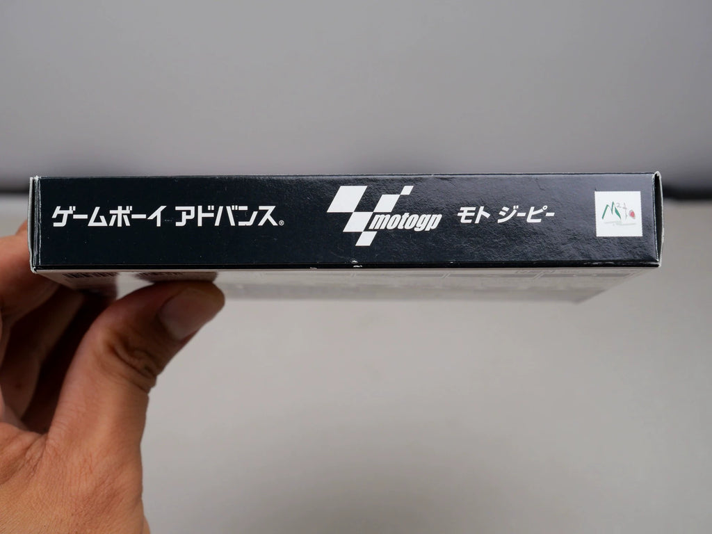 GBA game, motorcycle GP, original genuine cartridge, rare, coloring as shown in the figure, the box is full, the overall condition is very good, the side of the box is slightly indented, the chip memory, the function is normal, and the transparent
