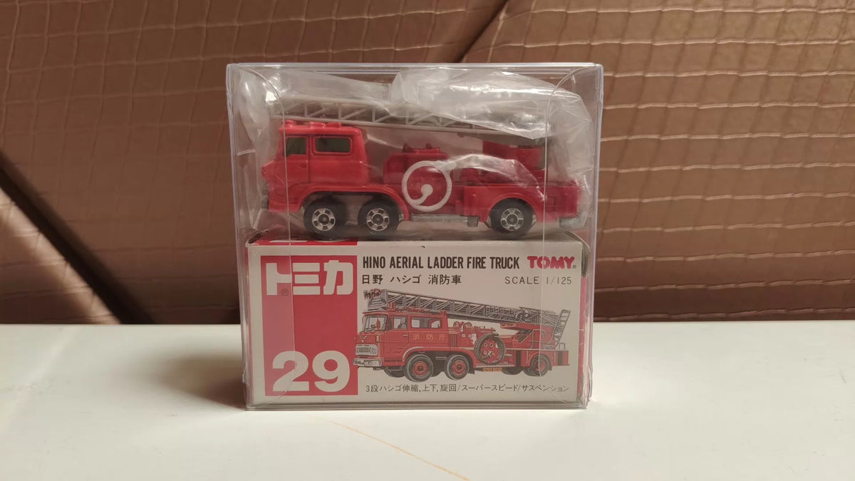 150926-toy-107 TOMICA 29 HINO AERIAL LADDER FIRE TRUCK