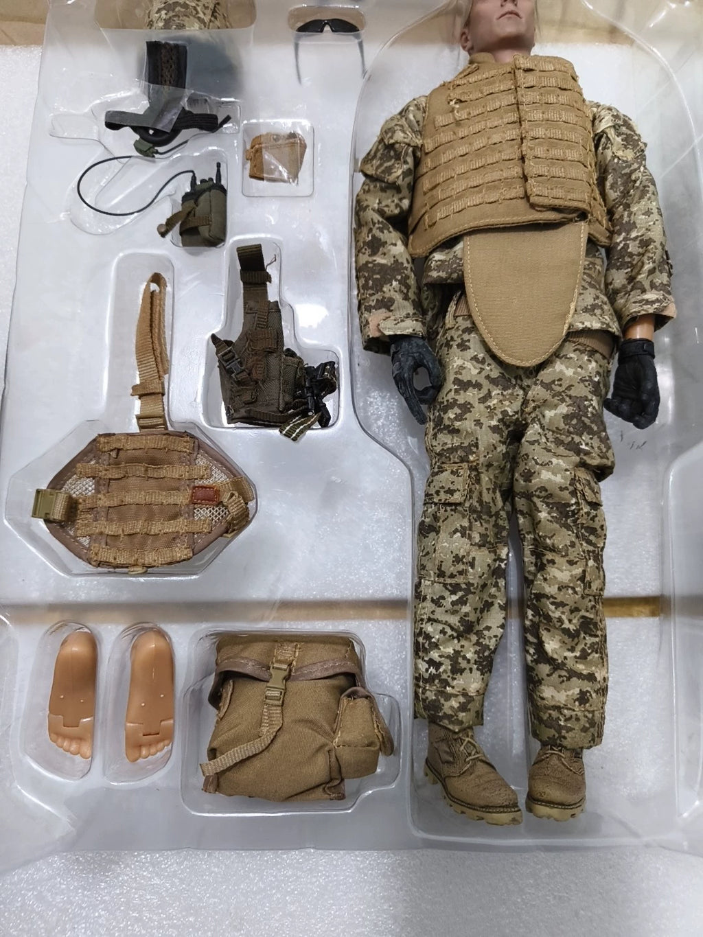 161026-toy-14 hottoys military out-of-print M249 machine gunner unpacked and undispl Used