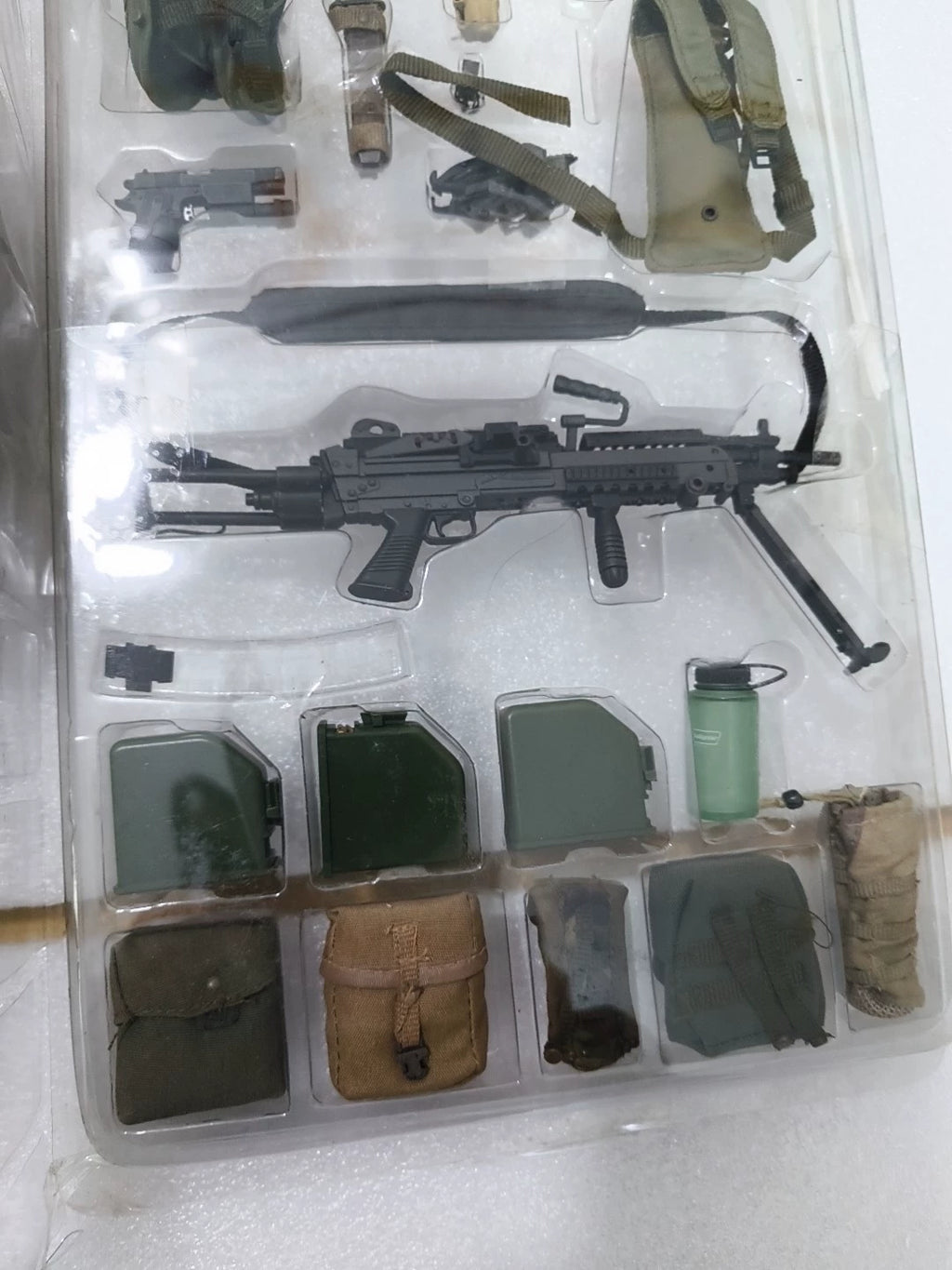 161026-toy-14 hottoys military out-of-print M249 machine gunner unpacked and undispl Used