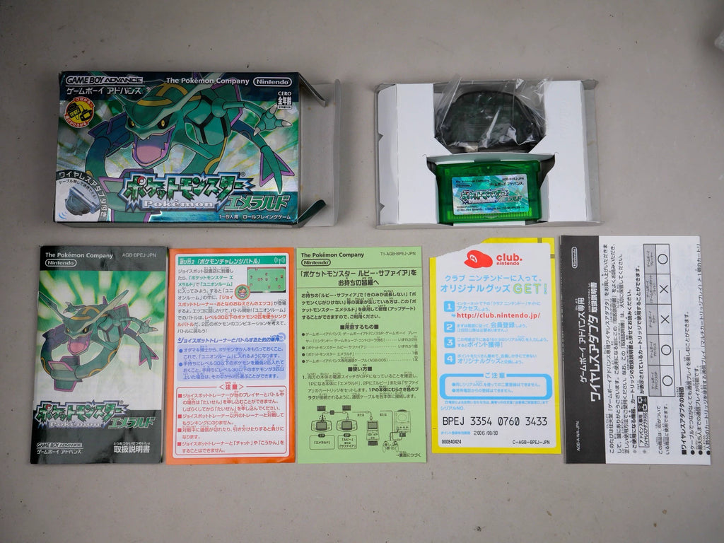 120926-toy-38 GBA game, Pokemon, Emerald, original Japanese card tape, color as shown in the picture, box said yes, with communicator, incomplete paper, some damage to the box, normal and archive, transparent protective box shipped.