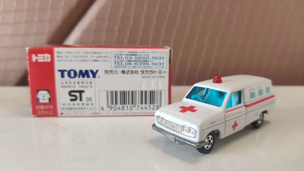 150926-toy-25 Tomica Tomica Japan Edition Special Note Limited Toyota Hilux Fire Ambulance Toyota Hilux