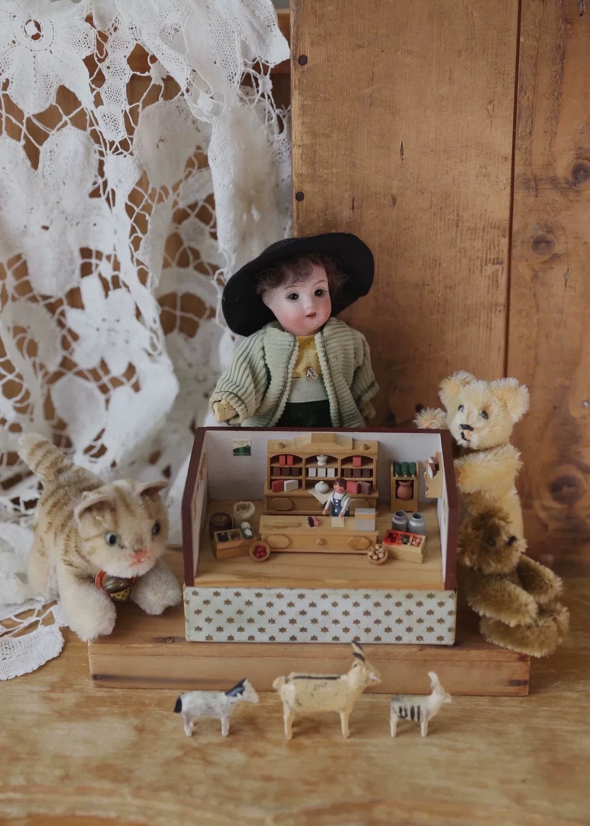 250926-toy-60 German antique miniature wooden house small animal doll accessories er