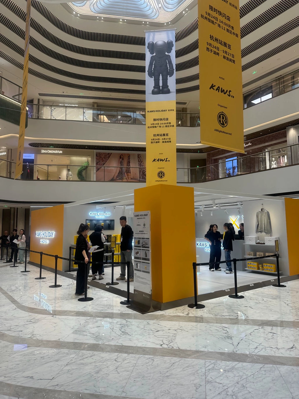 071026-toy-4 KAWS HOLIDAY Hangzhou station purchasing agent channel supports inspec New