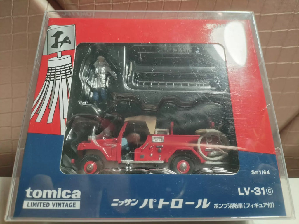 150926-toy-36 TOMYTEC TLV-31C Nissan Patrol Pumper Fire Truck (Figure included)