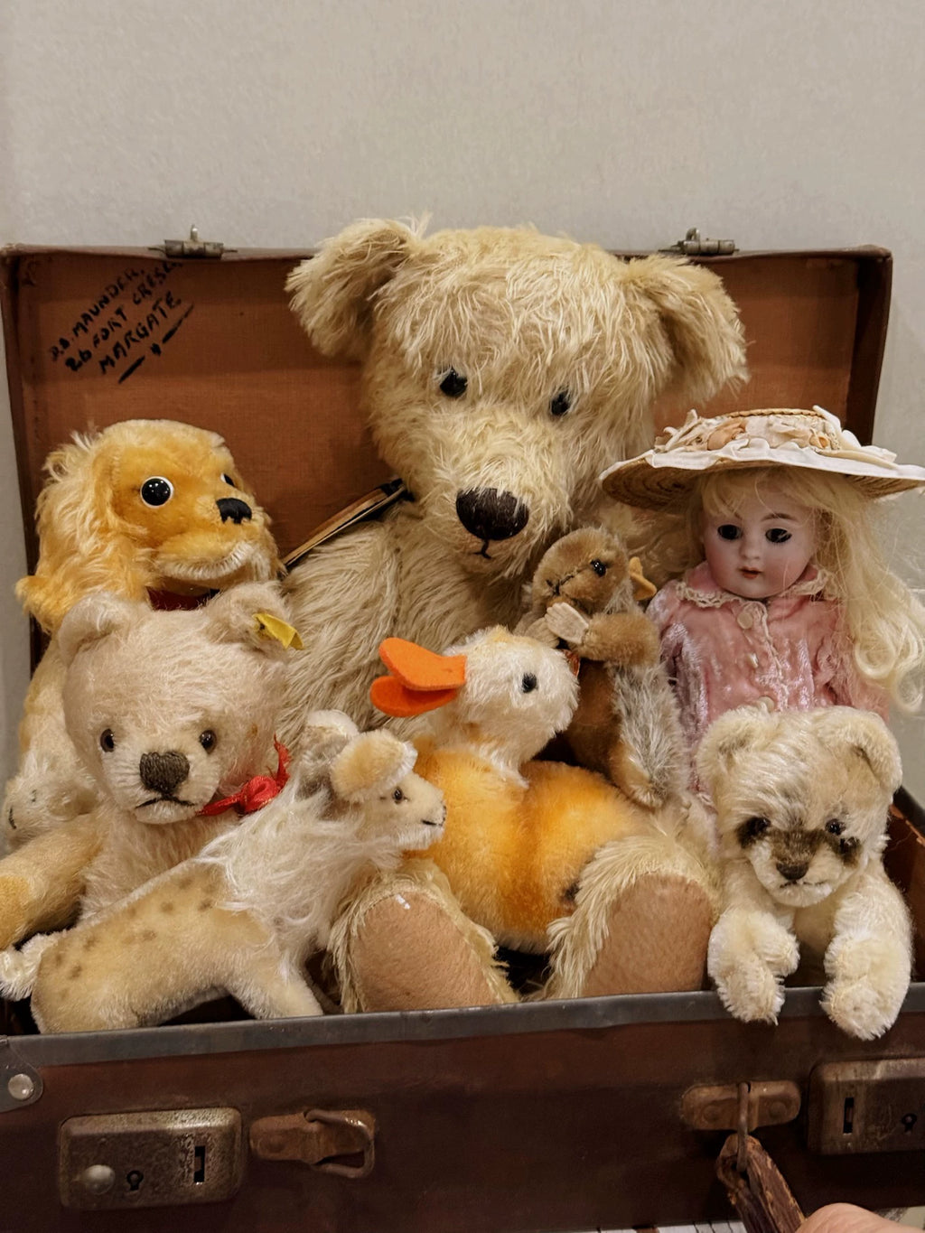 300926-toy-28 Antique thick soup with medieval dolls