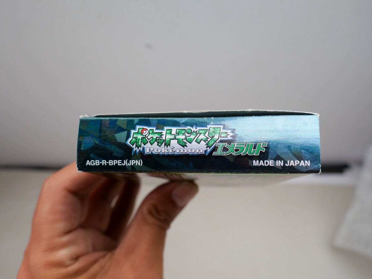 120926-toy-38 GBA game, Pokemon, Emerald, original Japanese card tape, color as shown in the picture, box said yes, with communicator, incomplete paper, some damage to the box, normal and archive, transparent protective box shipped.