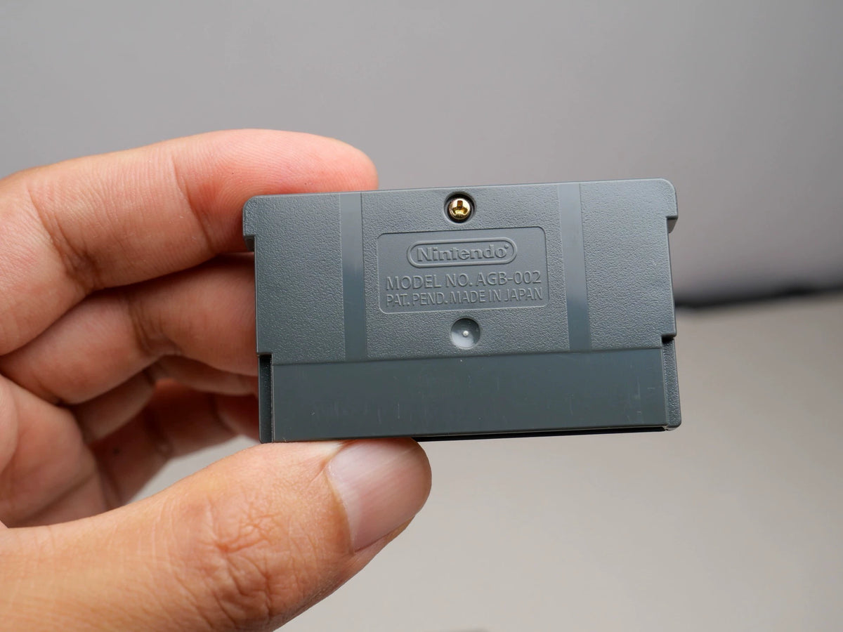 GBA game, motorcycle GP, original genuine cartridge, rare, coloring as shown in the figure, the box is full, the overall condition is very good, the side of the box is slightly indented, the chip memory, the function is normal, and the transparent