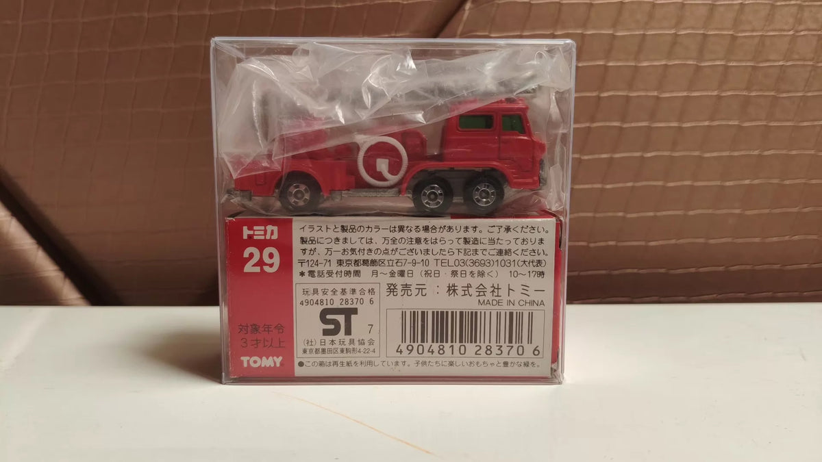 150926-toy-107 TOMICA 29 HINO AERIAL LADDER FIRE TRUCK
