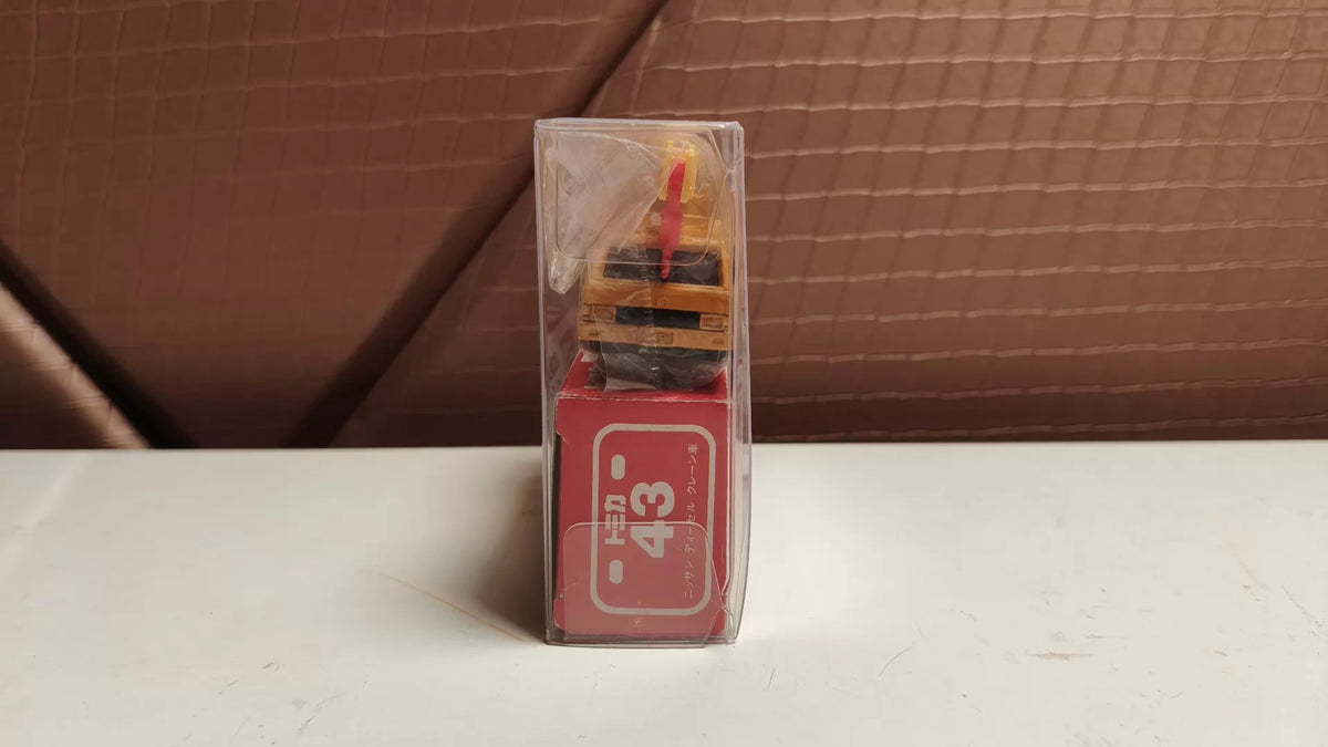 150926-toy-101 TOMICA 43 NISSAN DIESEL CRANE TRUCK