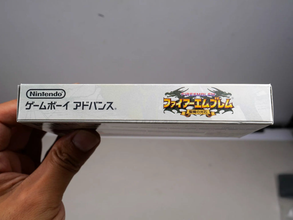 120926-toy-41 GBA game, flame emblem, holy devil light stone, original genuine, color as shown in the picture, box said to be full, medieval fine, card chip memory, normal function, free shipping transparent protective box.
