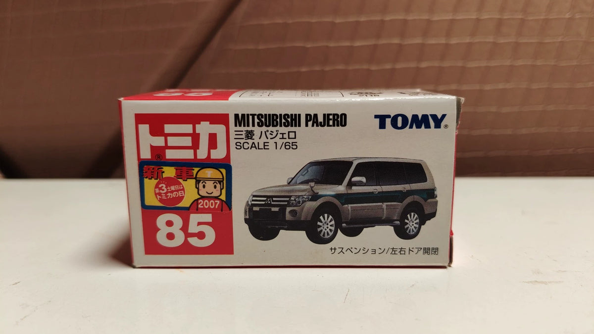150926-toy-70 Tomica out of print red and white box new car sticker 85 Mitsubishi Pajero