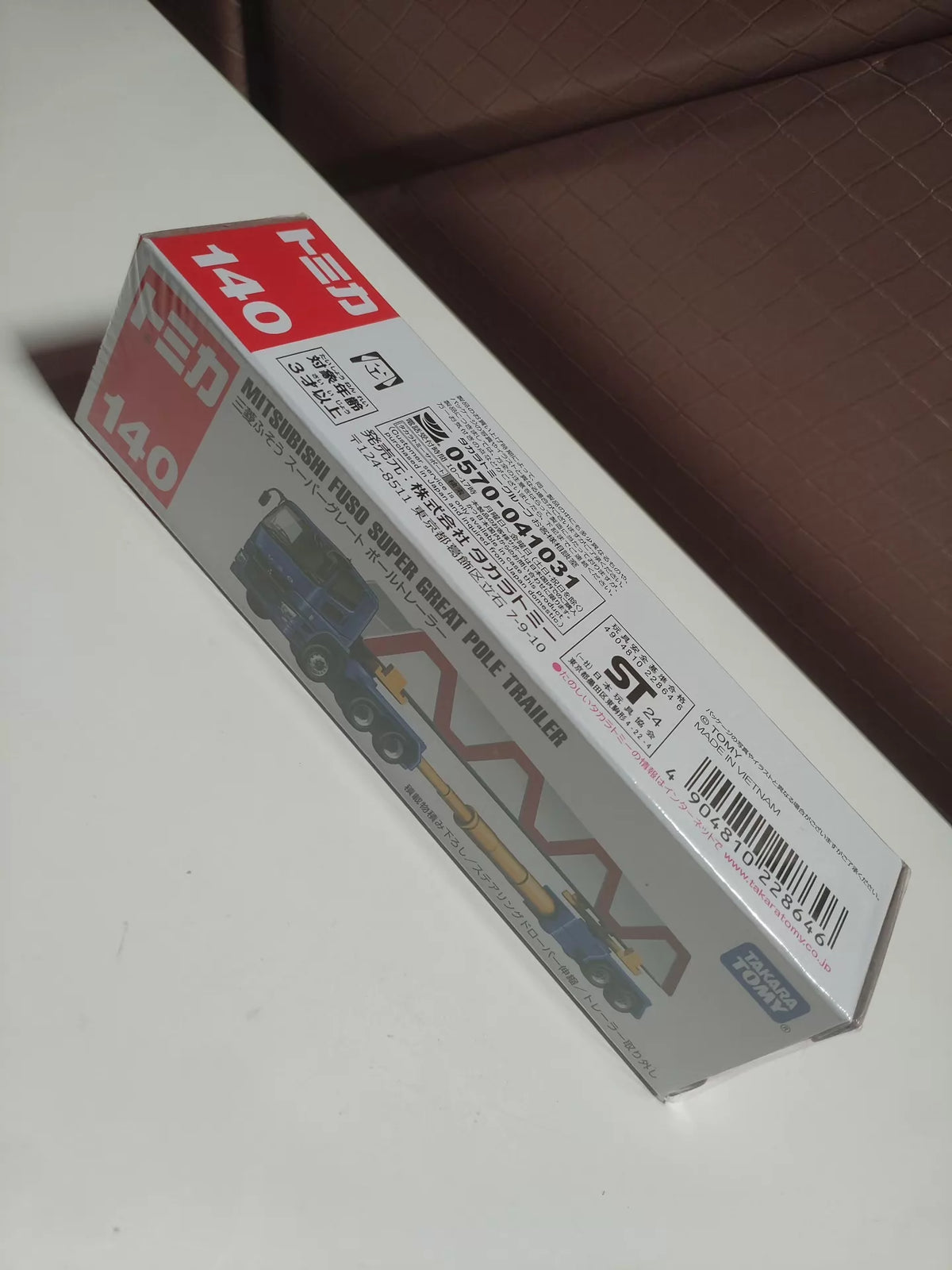 150926-toy-9 Tomica red and white box long long box 140 Mitsubishi Fuso super great pole trailer