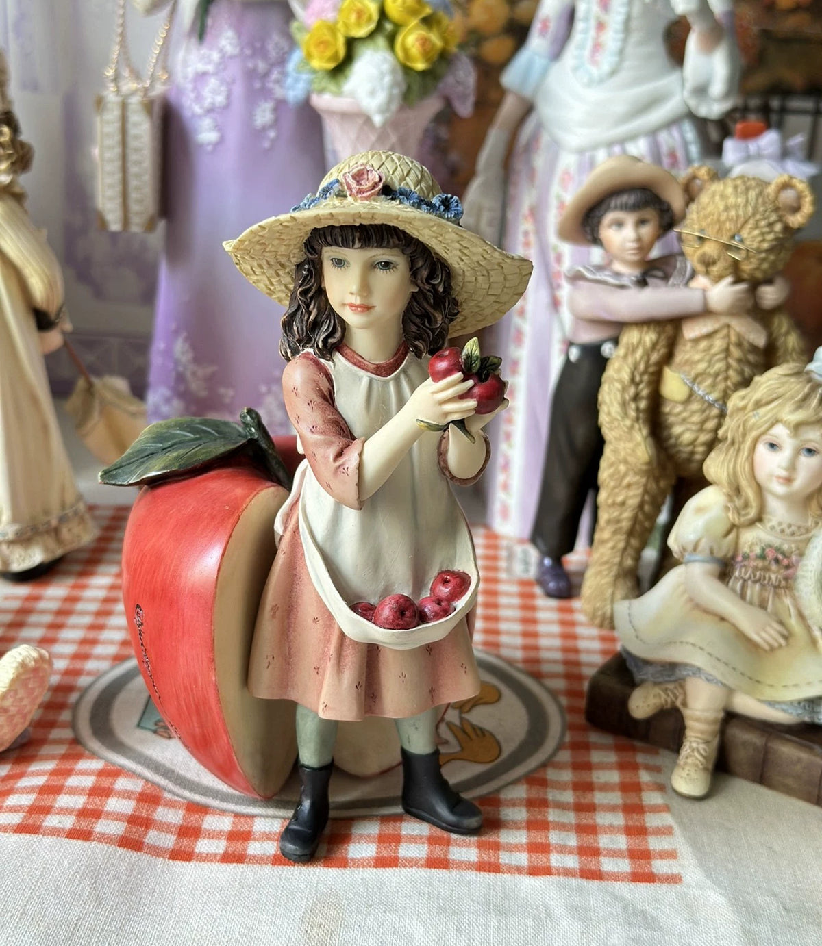 040926-doll-1 Antique Strong Soup Doll Victorian Style Little Girl Resin Ornaments