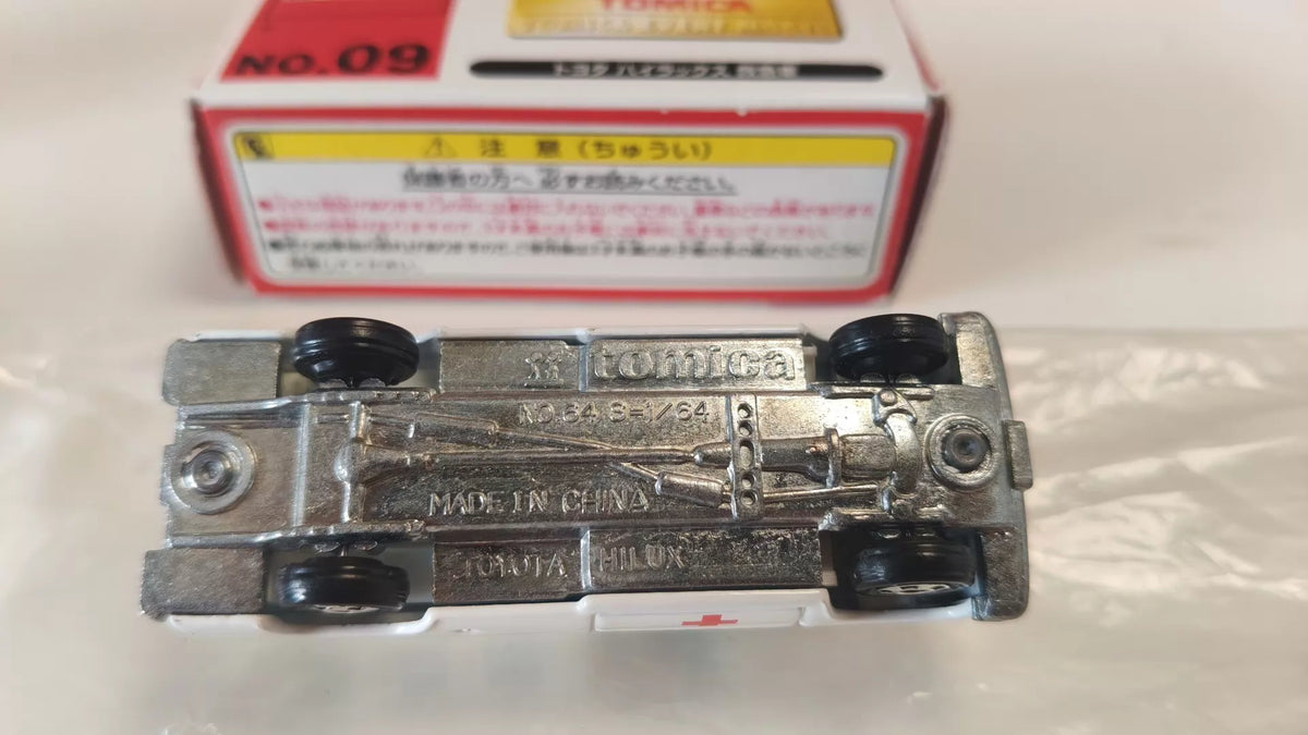 150926-toy-25 Tomica Tomica Japan Edition Special Note Limited Toyota Hilux Fire Ambulance Toyota Hilux