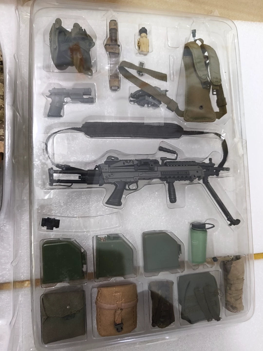 161026-toy-14 hottoys military out-of-print M249 machine gunner unpacked and undispl Used