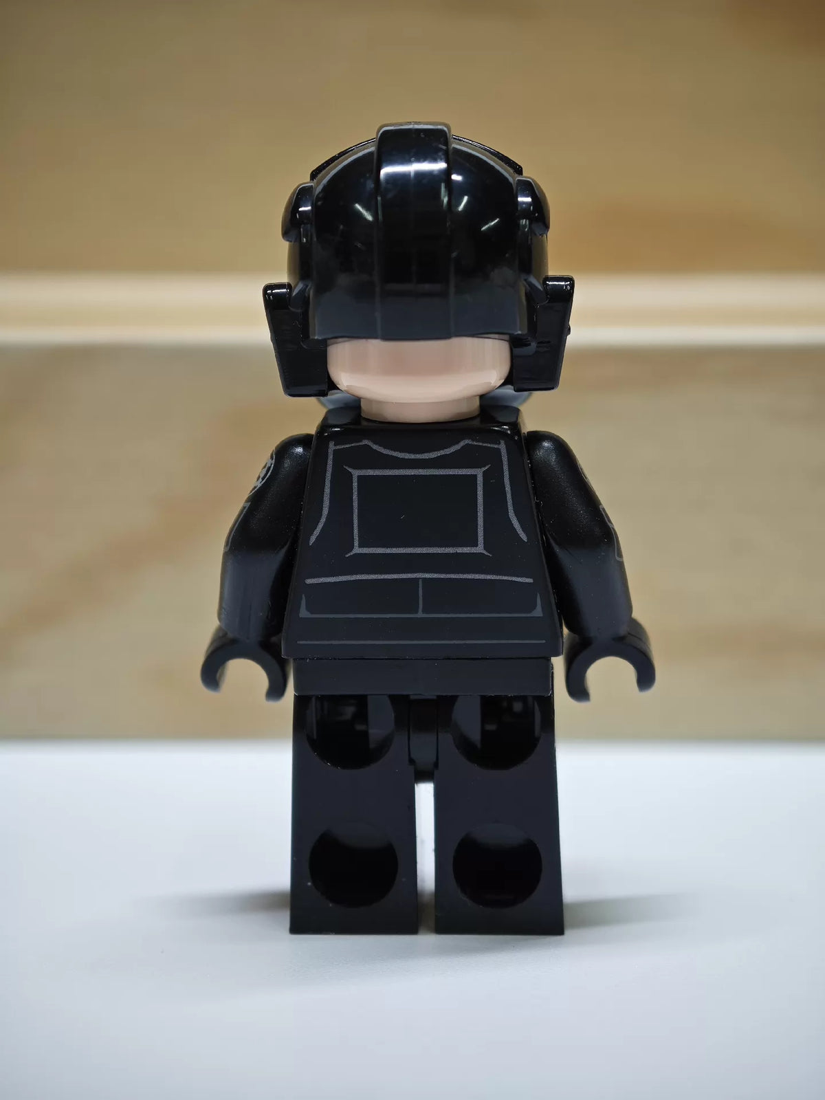 031026-toy-20 SW632 TIE fighter pilot with arm print good no oxidation cracks swing