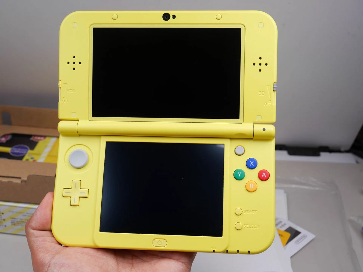 Nintendo new3ds ll handheld phone, new big three Pikachu limited edition, all original code, not cracked, color as shown in the picture, the box is complete, the whole is close to the new machine, figure 9 flaws, other no damage, the screen is not