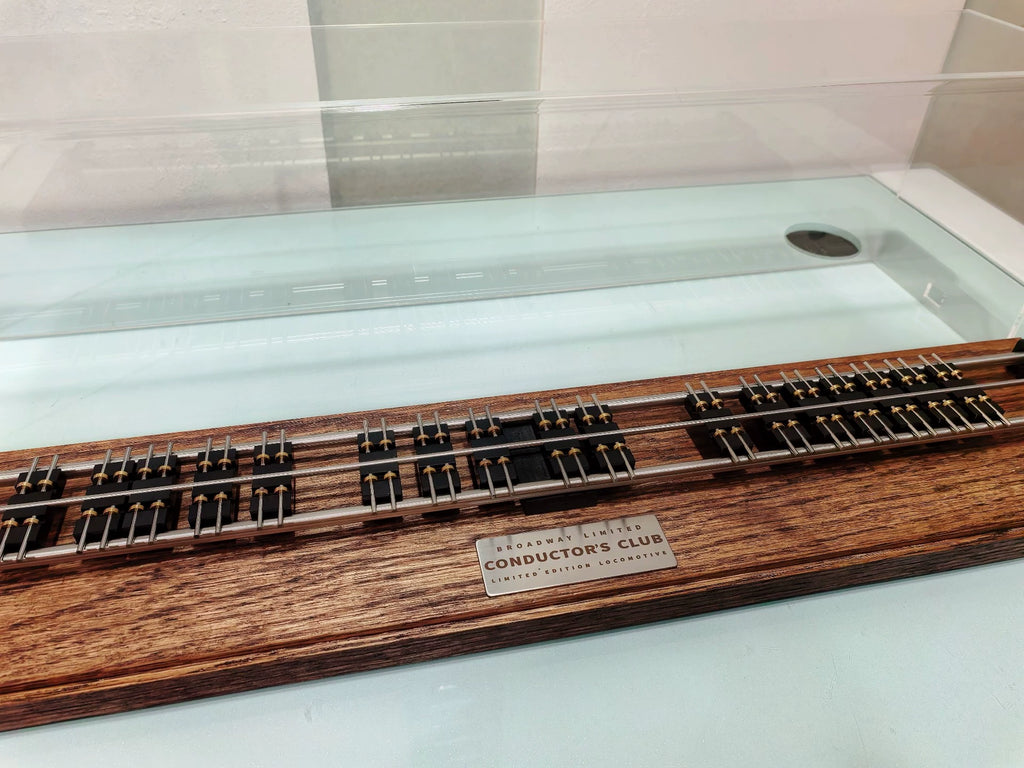 071026-toy-2 1/87 HO model train track treadmill display box