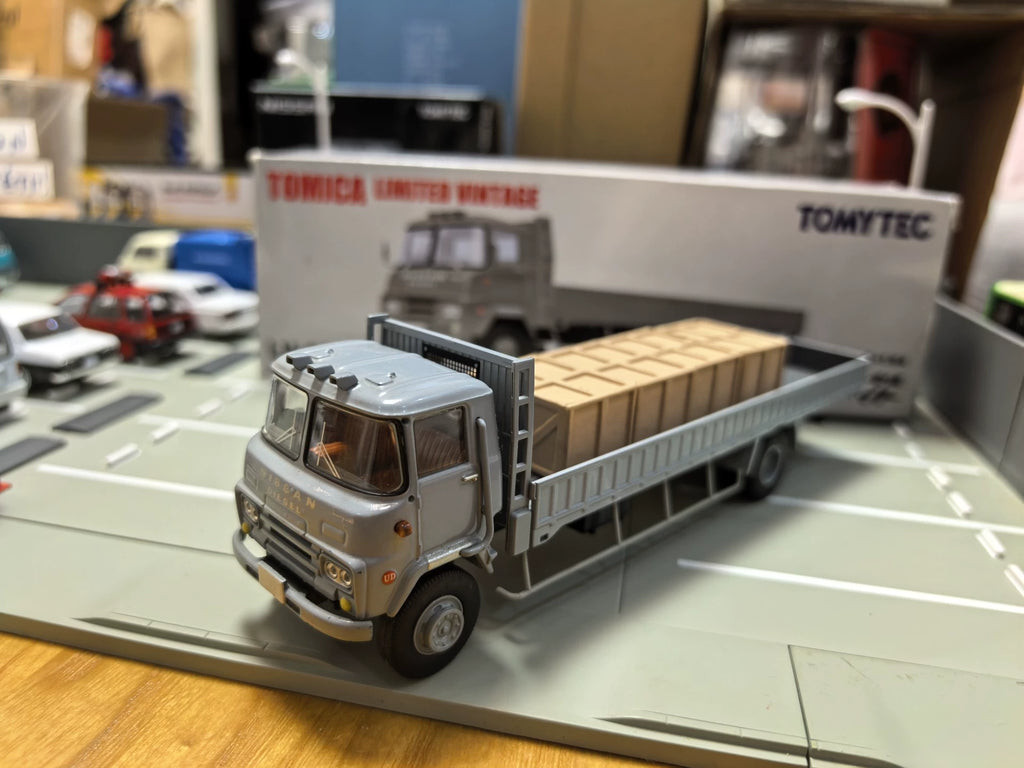 260926-toy-82 Tomica Limited Vintage TLV LV-108a Truck Tommy 1/64