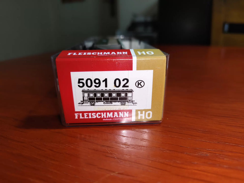 051026-toy-2 Fleischmann two-axle bus 1 section HO proportion