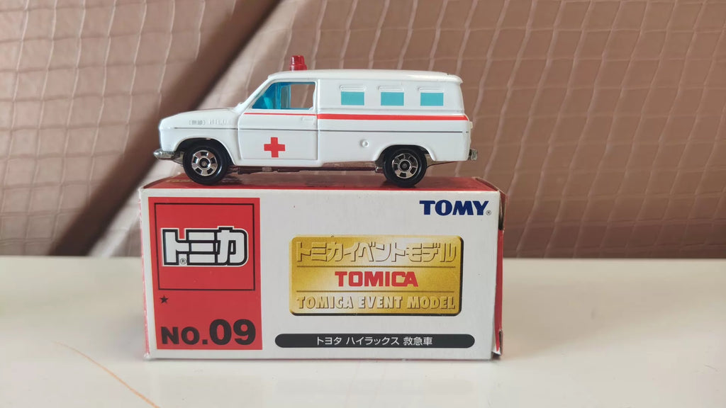 150926-toy-25 Tomica Tomica Japan Edition Special Note Limited Toyota Hilux Fire Ambulance Toyota Hilux