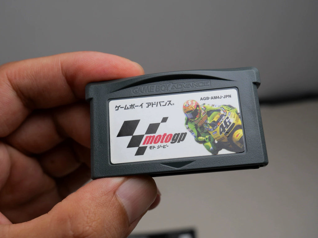 GBA game, motorcycle GP, original genuine cartridge, rare, coloring as shown in the figure, the box is full, the overall condition is very good, the side of the box is slightly indented, the chip memory, the function is normal, and the transparent